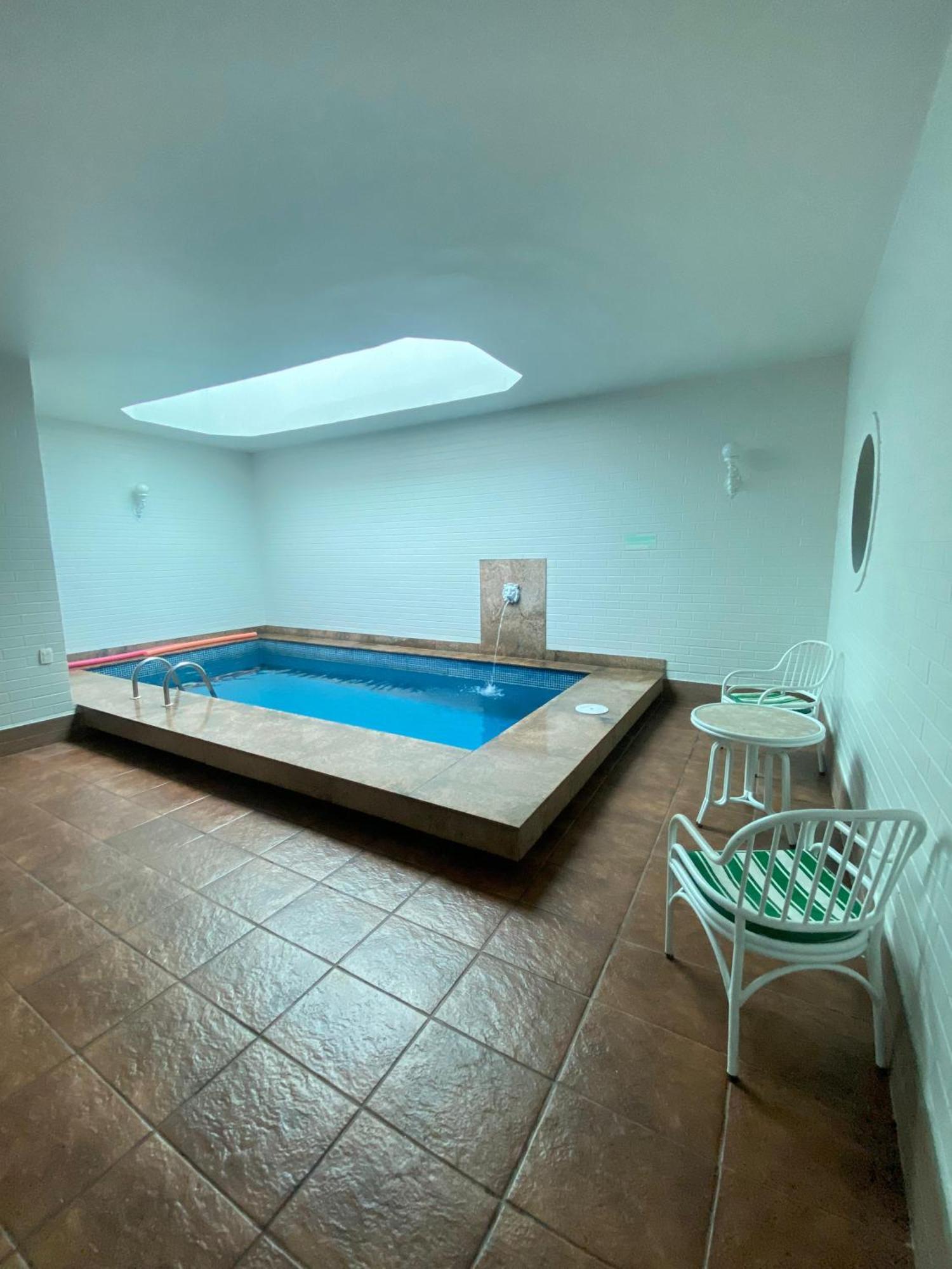 L'amour Hotel *